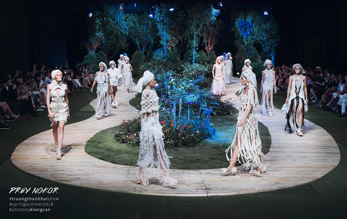 Top 5 sàn catwalk ấn tượng của thời trang Việt 2017